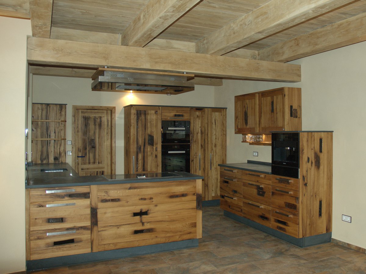 moderne geradlinige Altholzküche in einem Holzhaus