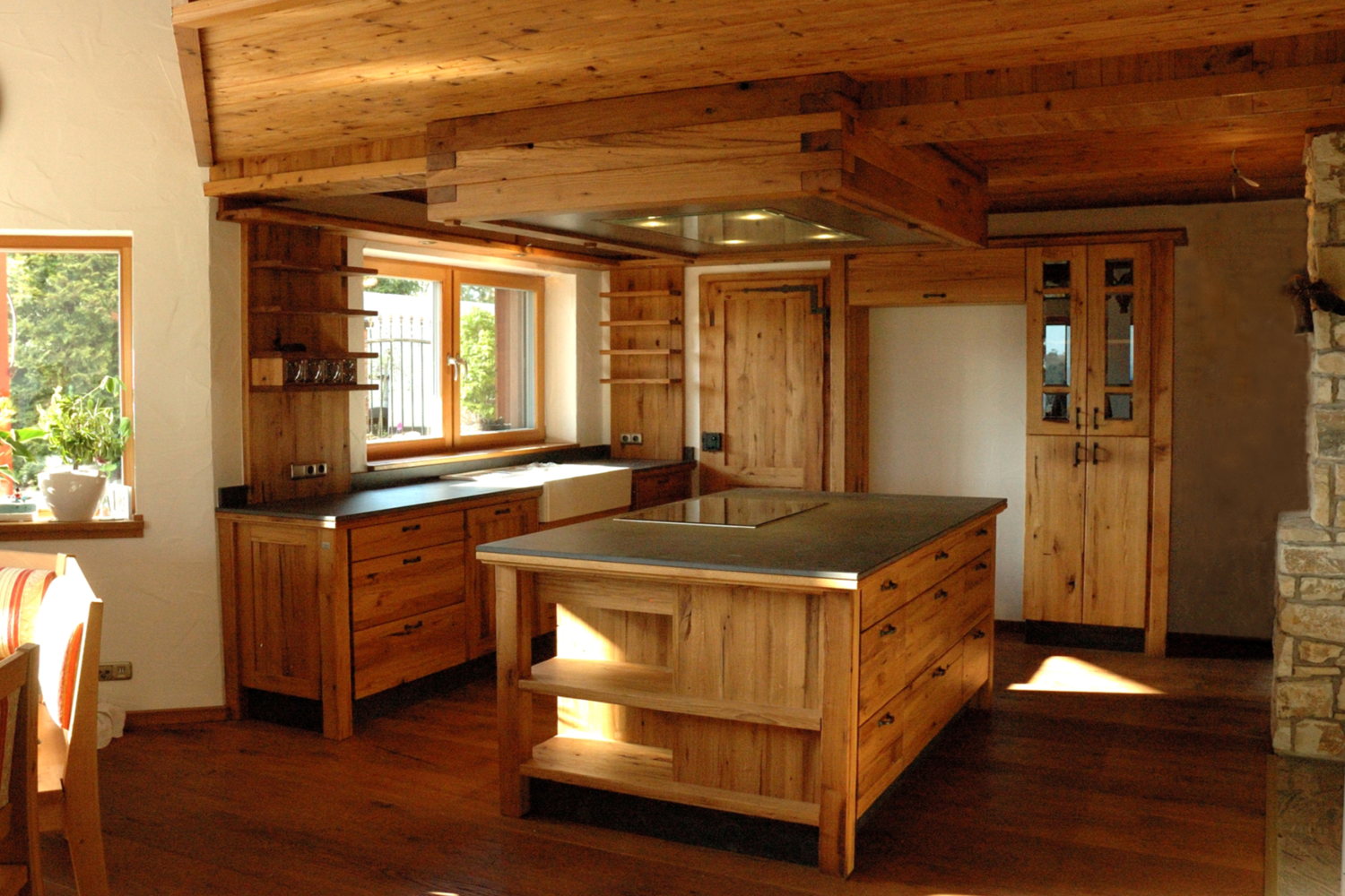 Altholzküche in Form einer Werkbank