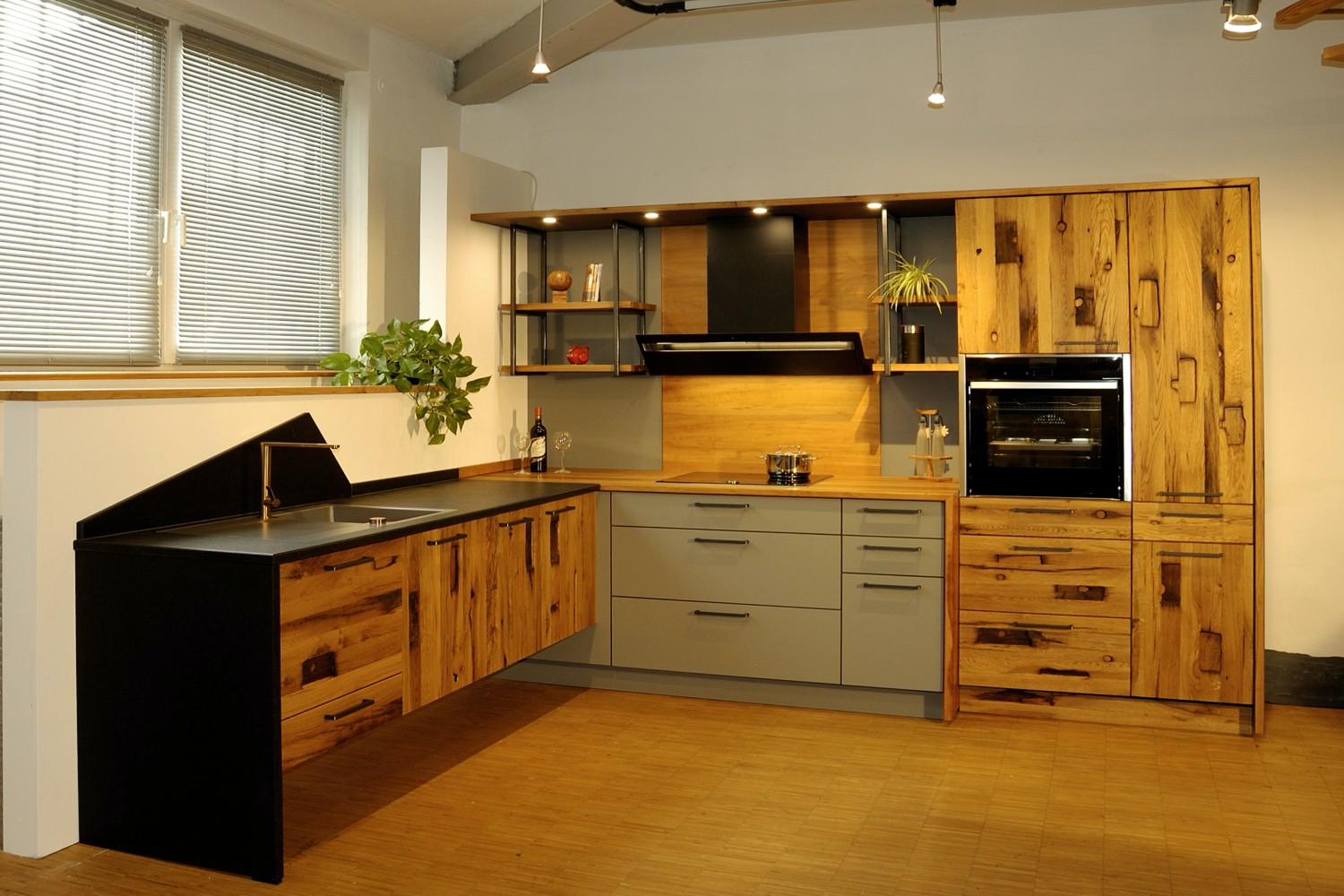 Altholzküche perfect harmony kombiniert mit Linoleum Fronten