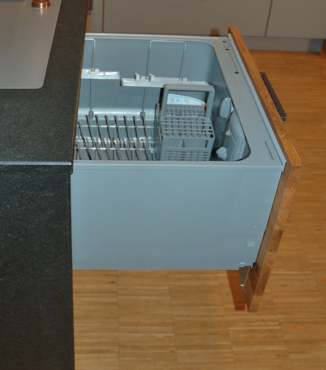 Küchen ohne Sockel mit Schubladenspülmaschine