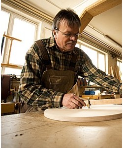 Küchenhersteller Jürgen Pfister bei der Arbeit