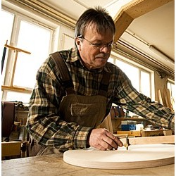 Küchenhersteller Jürgen Pfister bei der Arbeit