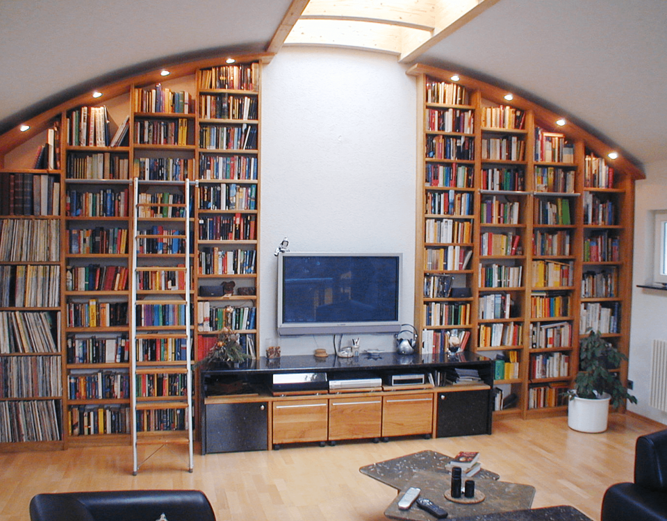 Individuelles Bücherregal in Kirschbaum