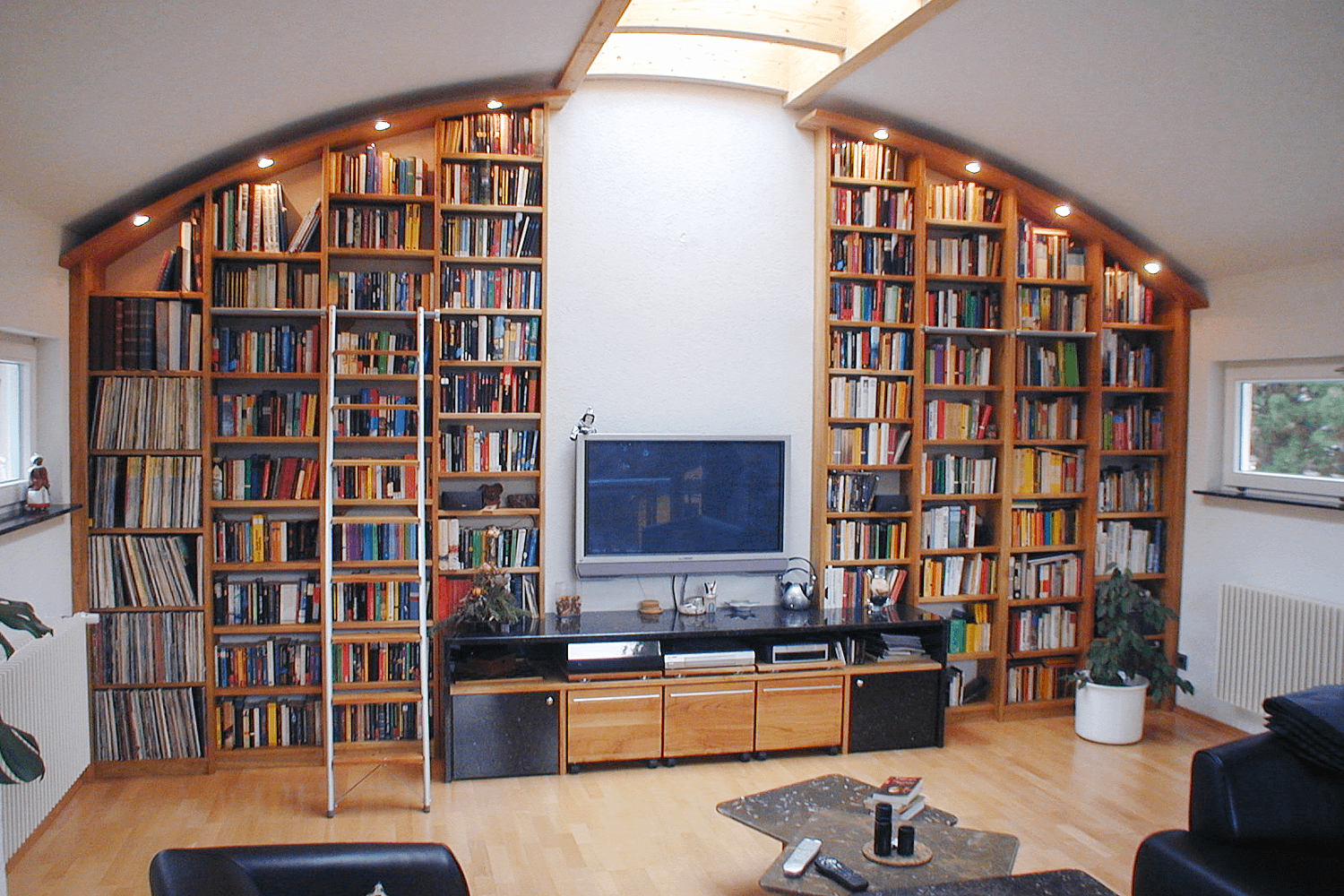 Individuelles Bücherregal in Kirschbaum