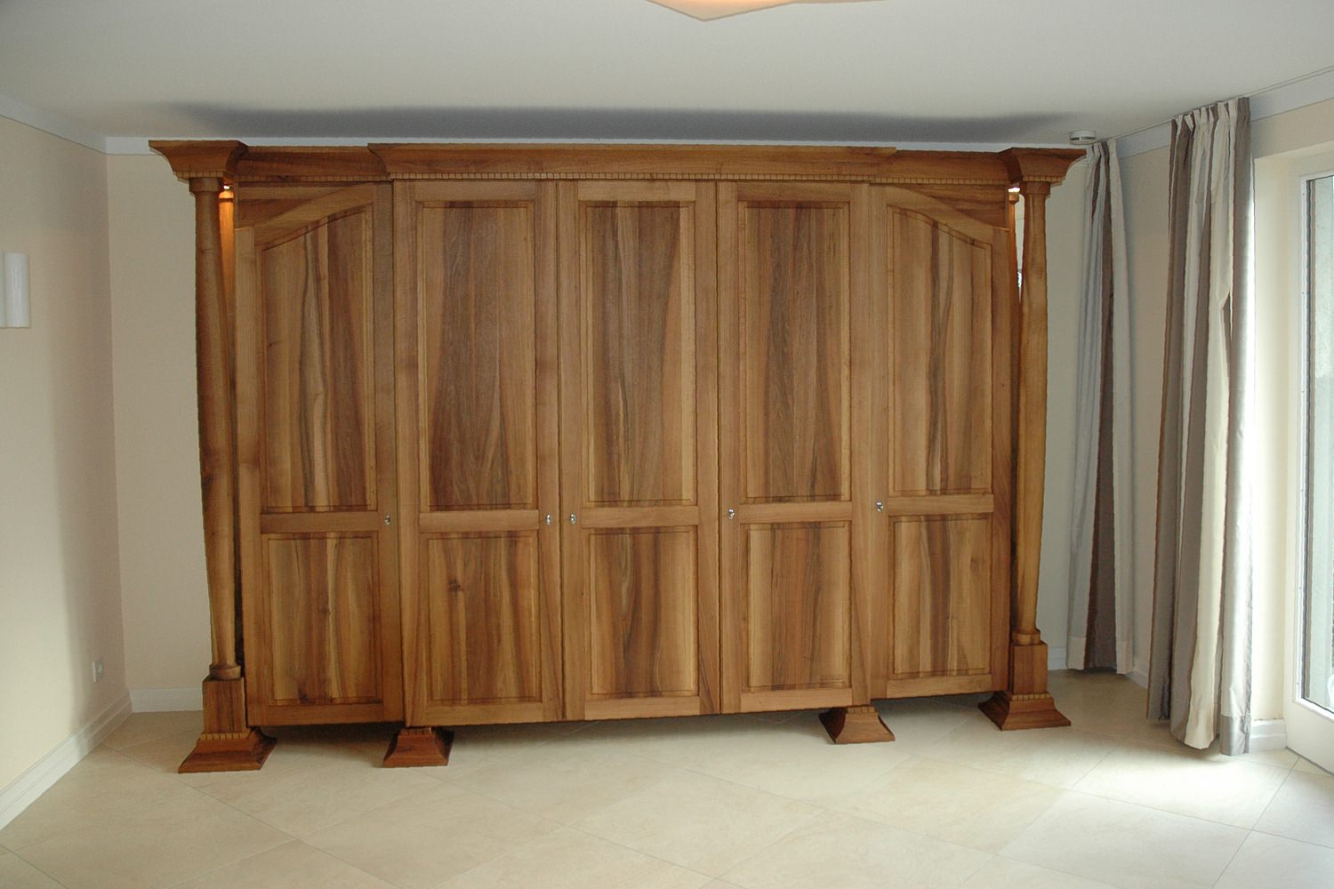 Biedermeier Garderobe in Nussbaum