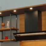 Regal mit Rahmen aus schwarzem Stahl oder Stahl rostig im Industriedesign