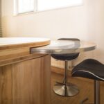 Runder Küchenschrank mit herausdrehbarer Tischfläche