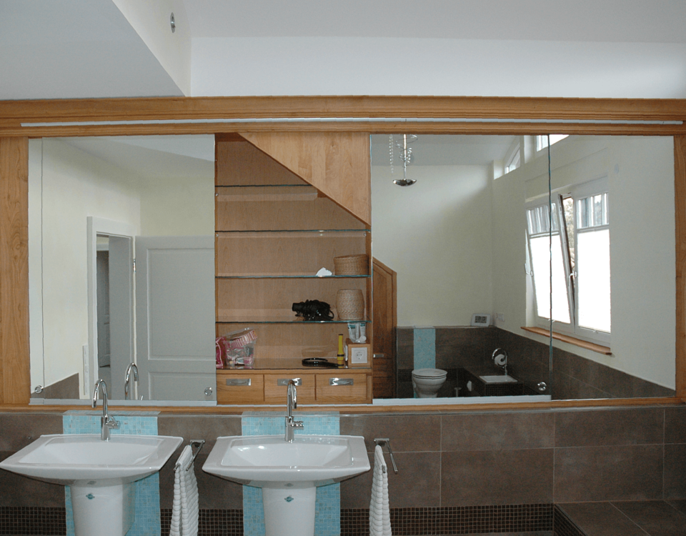 Einbauschrank in der Dachschräge, Spiegelschrank mit schiebetüren im Bad, Badnöbel in Kirschbaum in der Dachschräge mit Geheimfach