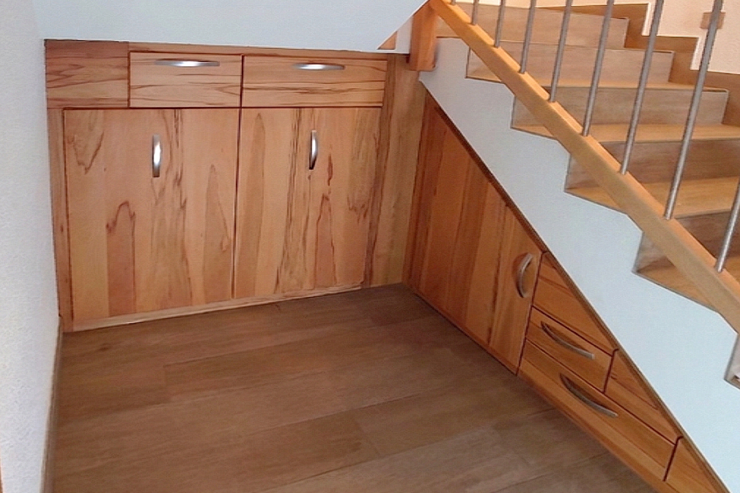 Stauraum unter der Treppe - clevere Ideen der Pfister Möbelwerkstatt