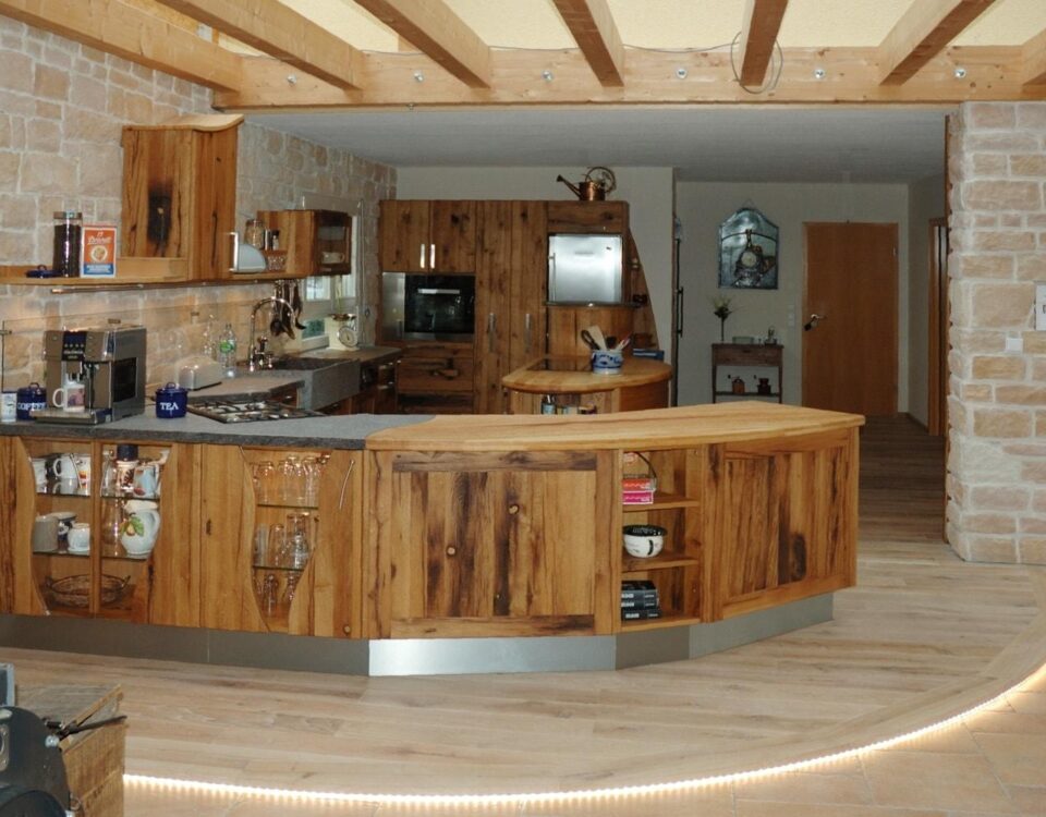 Altholzküche mit Kücheninsel in einem Anbau. Mehr Wohnraum günstig erschließen