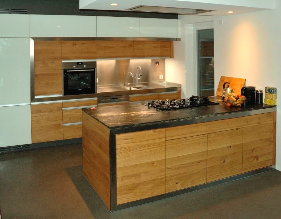 Küchendesign mit Holz, stein, Glas und Stahl