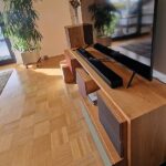 Fernsehschrank in Kirschbaum mit Möbelfronten aus Linoleum