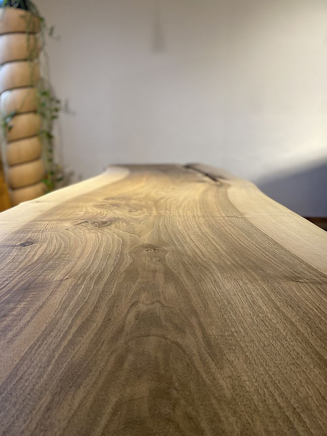 Großer Wildholztisch aus einer Bohle