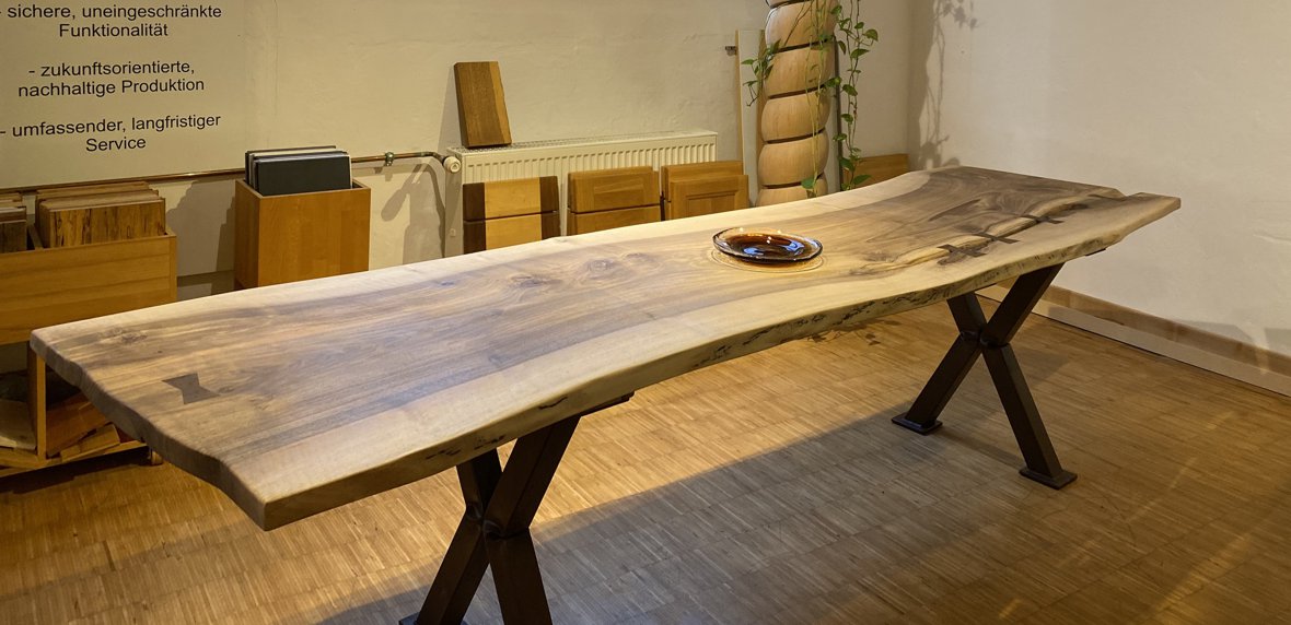 Unikat-Tisch aus einer Holzbohle