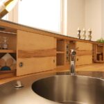 Aufsatzschrank mit gebogenen Schiebetüren