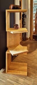 Stapelbare Regalelemente nach dem Vorbild des Bauhaus Klasikker Ulmer Hocker
