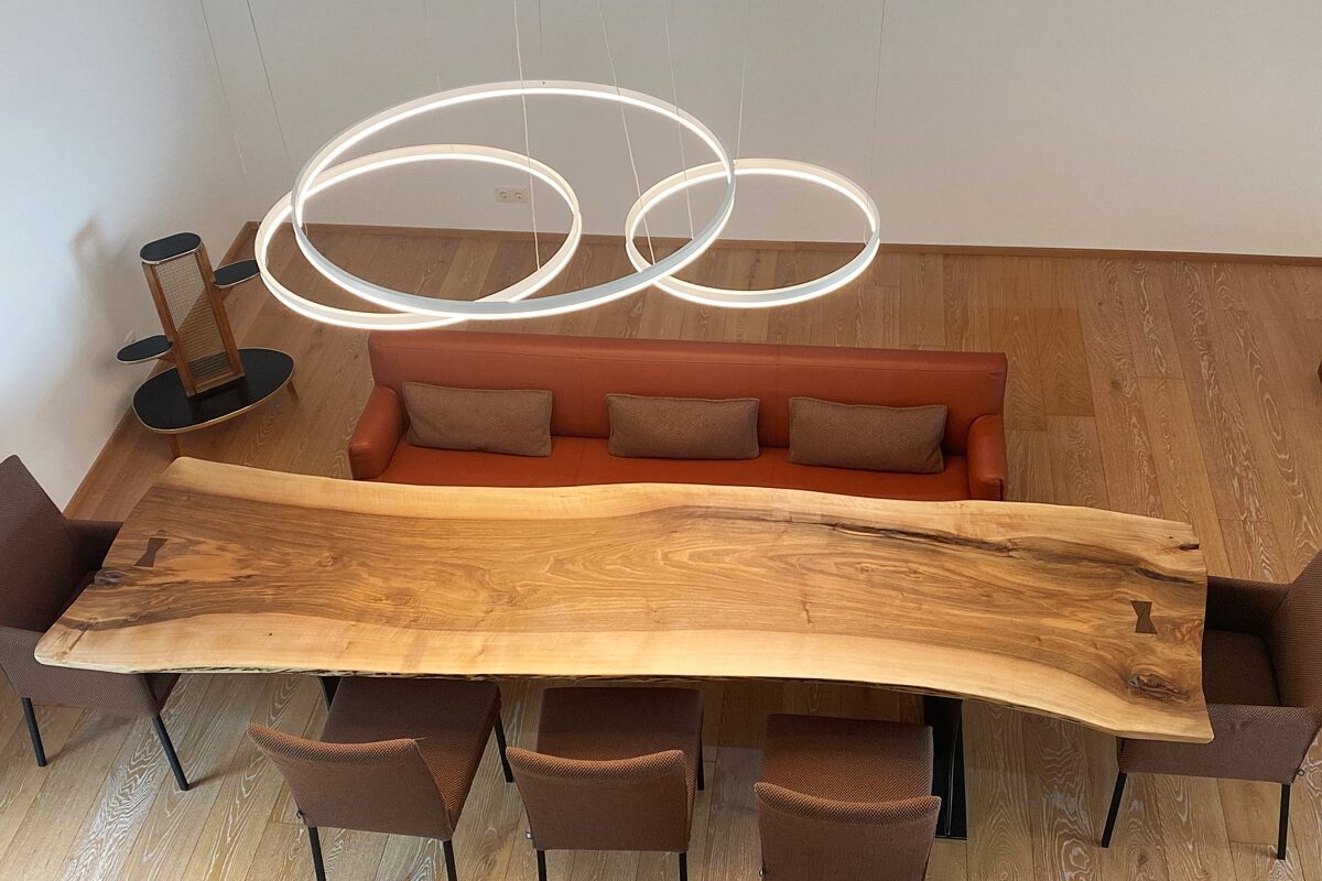 Baumscheiben Tisch in Nussbaum