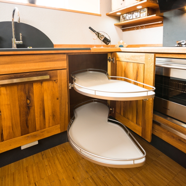 Komfortable Stauraumideen einer Altholzküche