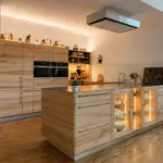 Traumküche aus Holz und Edelstahl